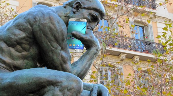 the thinker statue with a cell phone 124371